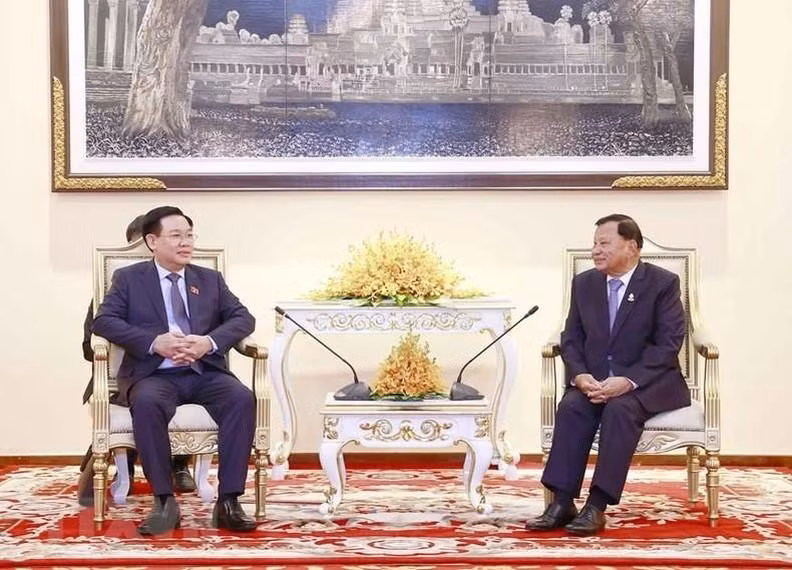 El presidente de la Asamblea Nacional de Vietnam, Vuong Dinh Hue,(izq.) se reúne con el titular del Senado de Camboya, Samdech Say Chhum. (Fotografía: VNA)