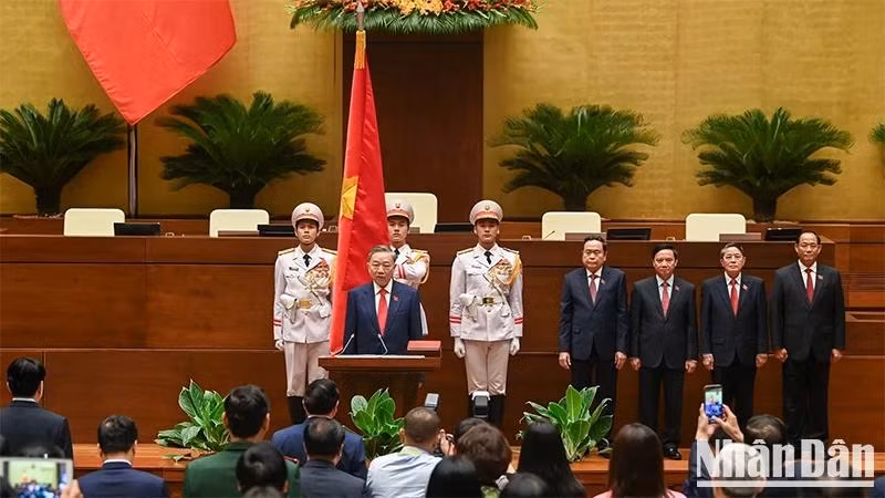 El presidente de Vietnam, To Lam, presta juramento. 