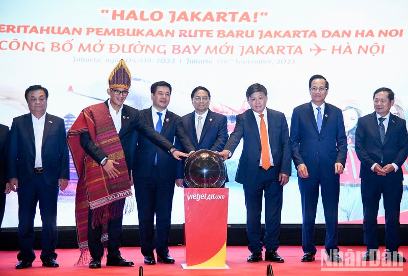 El primer ministro Pham Minh Chinh asiste a la ceremonia de apertura del vuelo directo de VietjetAir Hanói - Yakarta. 