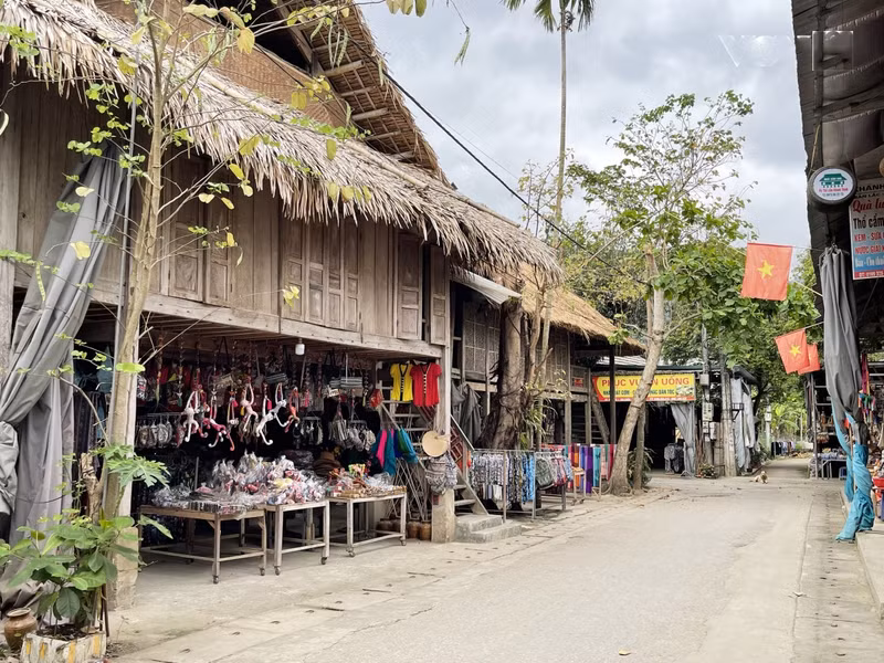 En Ban Lac viven principalmente miembros de la etnia Thai blanca.