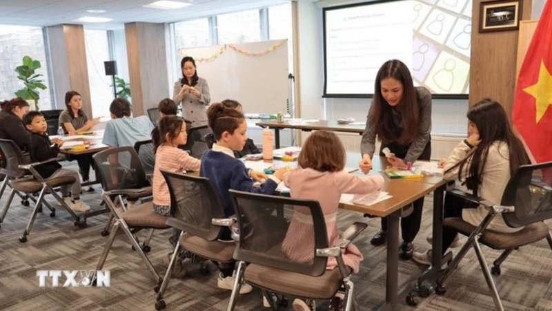 Maestros y alumnos en la clase de idioma vietnamita en Nueva York. (Foto: VNA)
