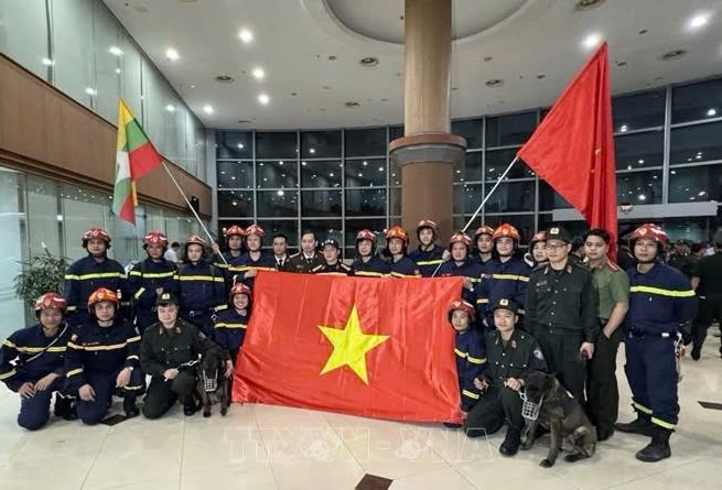 El equipo de rescate del Ministerio de Seguridad Pública de Vietnam llega a Yangon, Myanmar la noche del 30 de marzo. (Foto: VNA)