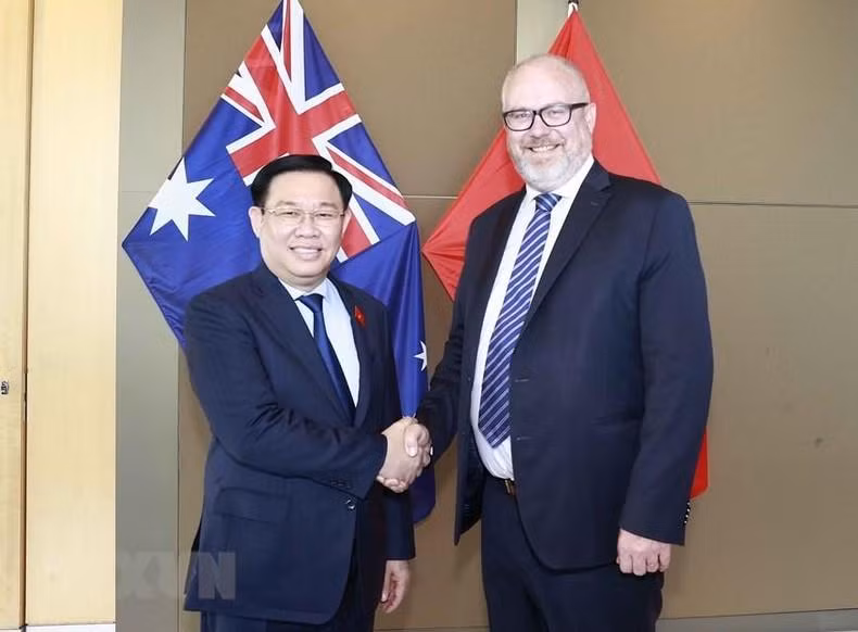 El titular del Parlamento vietnamita, Vuong Dinh Hue, y el ministro adjunto de Comercio y Manufactura de Australia, senador Tim Ayres.