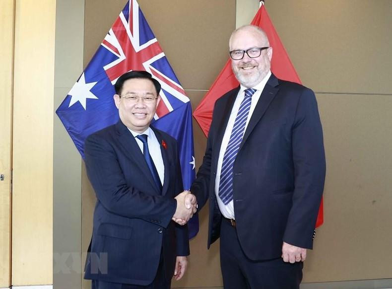 El titular del Parlamento vietnamita, Vuong Dinh Hue, y el ministro adjunto de Comercio y Manufactura de Australia, senador Tim Ayres.