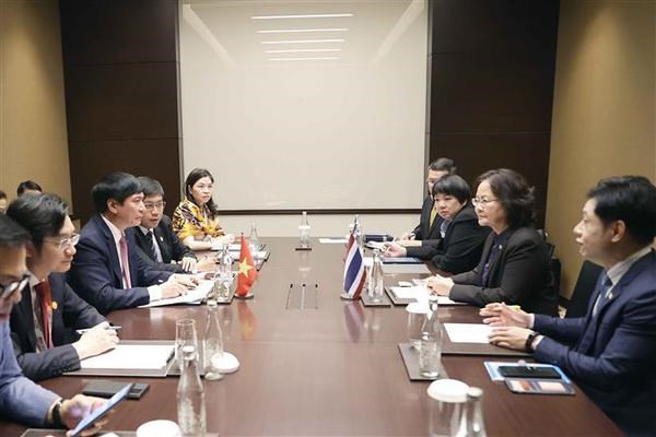 Bui Van Cuong y la secretaria general de la Cámara de Representantes de Tailandia, Pornpith Phetcchareon en la reunión (Fotografía: VNA)