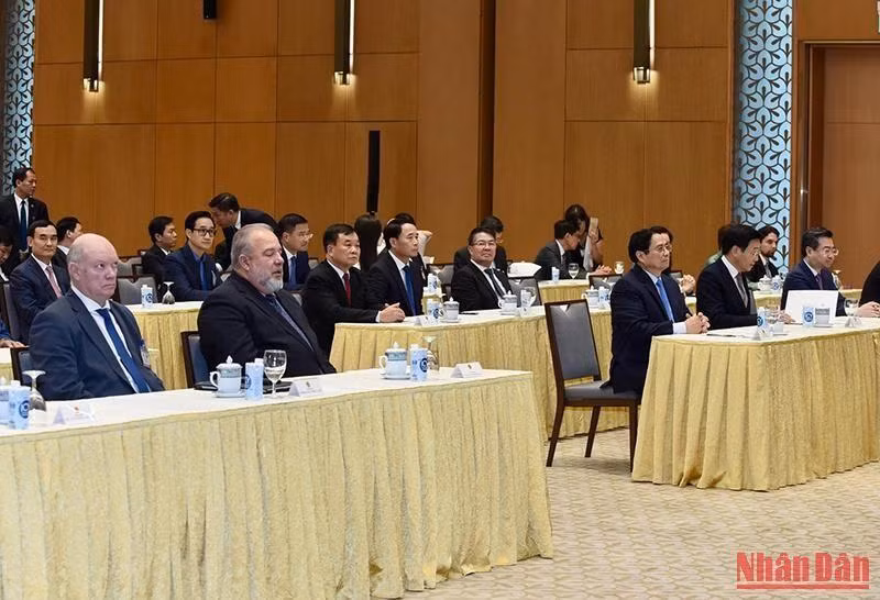 Los dos jefes de Gobierno y otros delegados asisten a la ceremonia.