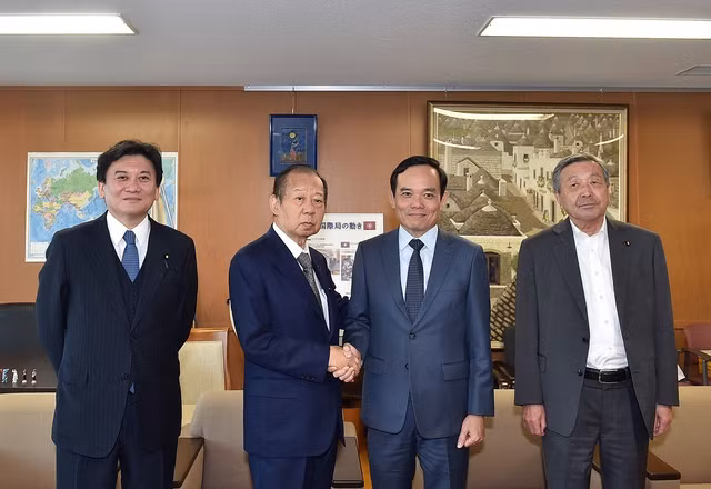 El vicceprimer ministro vietnamita Tran Luu Quang y el presidente de la Alianza Parlamentaria de Amistad Japón - Vietnam, Nikai Toshihiro (Foto: VGP) El vicceprimer ministro vietnamita Tran Luu Quang y el presidente de la Alianza Parlamentaria de Amistad Japón - Vietnam, Nikai Toshihiro (Foto: VGP)