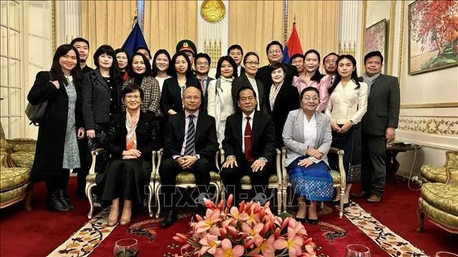 Funcionarios de las Embajadas de Vietnam y de Laos en Francia (Foto: VNA)