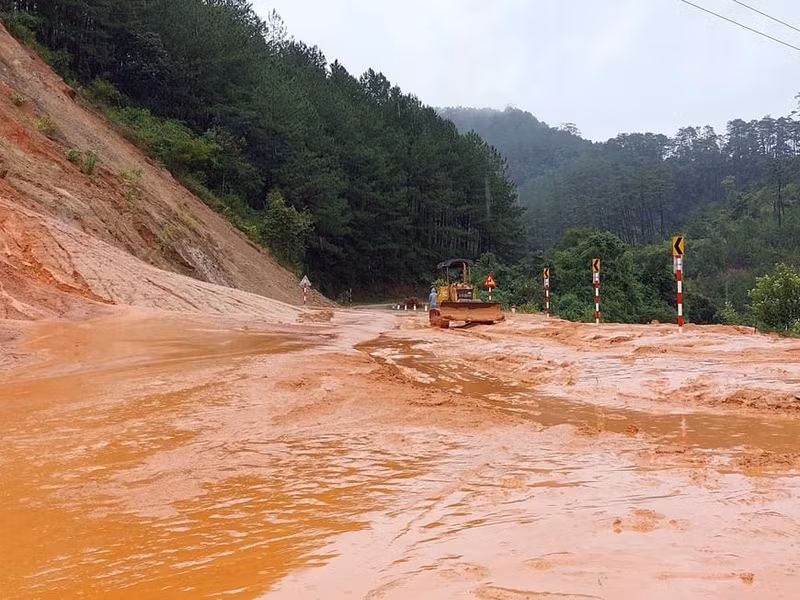 En el distrito de Tu Mo Rong, de la provincia de Kon Tum, las fuertes lluvias provocan deslizamientos de tierra en muchos lugares. (Foto: VNA)