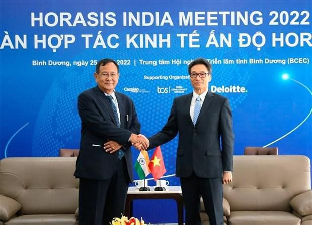 El viceprimer ministro de Vietnam, Vu Duc Dam (derecha) recibe al secretario de Estado de Asuntos Exteriores de la India, Rajkumar Ranjan Singh. (Fotografía: VNA)