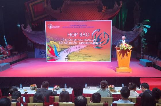 Nguyen Manh Cuong, director del Servicio de Cultura y Deportes de Ninh Binh habla en la conferencia de prensa para anunciar el festival. (Fotografía: sggp.org.vn)