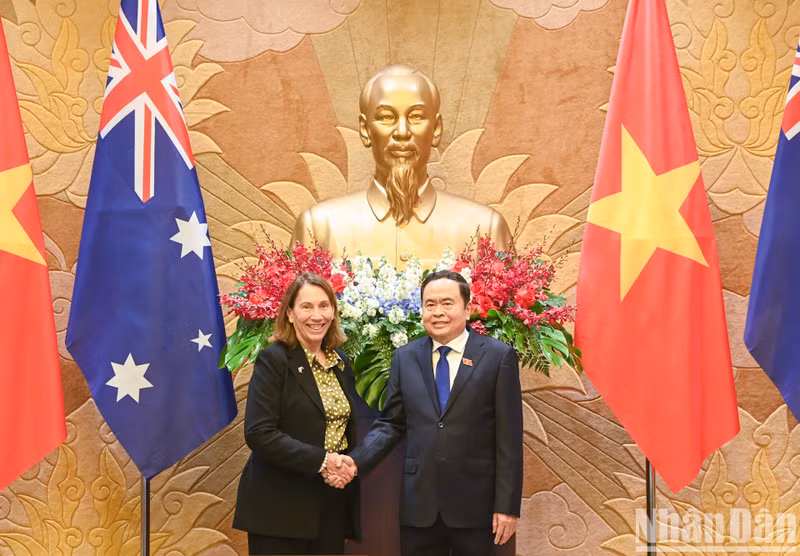 El presidente de la Asamblea Nacional, Tran Thanh Man, recibe a la titular del Senado australiano, Sue Lines. 