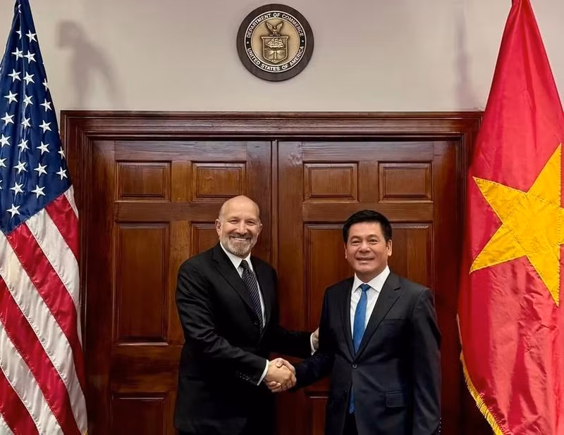 El ministro de Comercio de Vietnam, Nguyen Hong Dien, sostiene una reunión con su homólogo estadounidense, Howard Lutnick. (Foto: VNA)