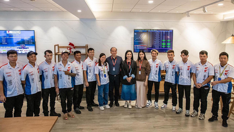 El cónsul general de Vietnam en Guangzhou, Vu Viet Anh, anima a los atletas. (Foto: baoquocte.vn)