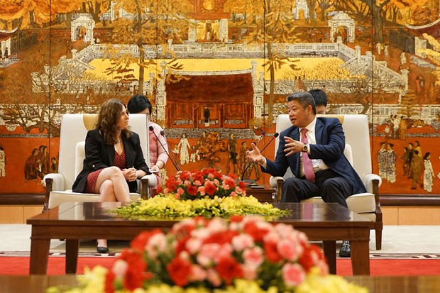 Nguyen Manh Quyen, vicepresidente del Comité Popular de Hanói recibe a la presidenta de la Cámara de Comercio Israel - Vietnam, Einat Halevi Levin. (Fotografía: VNA)