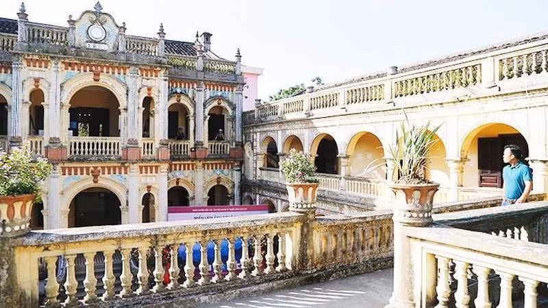 El palacio Hoang A Tuong fue reconocido Reliquia Nacional por el Ministerio de Cultura, Deportes y Turismo en 1999. El palacio Hoang A Tuong fue reconocido Reliquia Nacional por el Ministerio de Cultura, Deportes y Turismo en 1999.