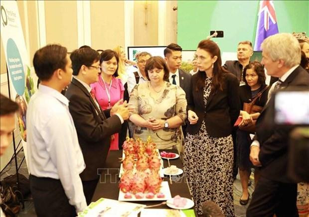 La primera ministra neozelandesa, Jacinda Ardern, visita los pabellones en la cita (Fotografía: VNA)