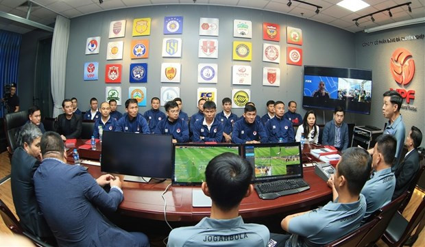 Clase de capacitación para los árbitros nacionales sobre el uso del árbitro asistente de video (Fotografía: VFF)