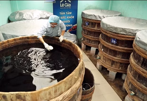 Cada tanque de madera para la fermentación contiene decenas de toneladas de pescados. (Foto de archivo)