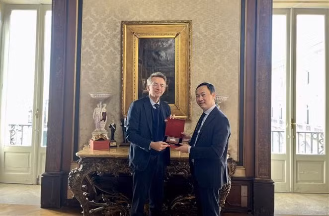 El embajador de Vietnam en Italia, Duong Hai Hung, y el alcalde de Nápoles, Gaetano Manfredi. (Foto: VNA)