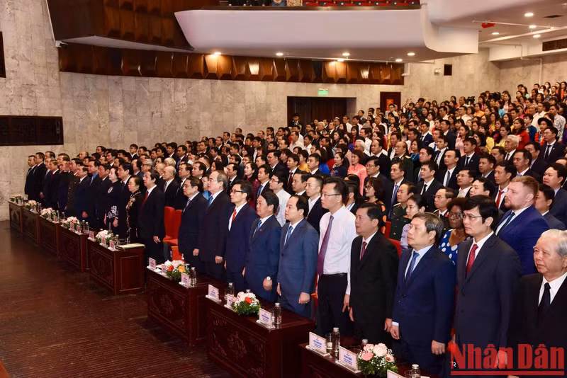 Los delegados saludan a la bandera nacional.