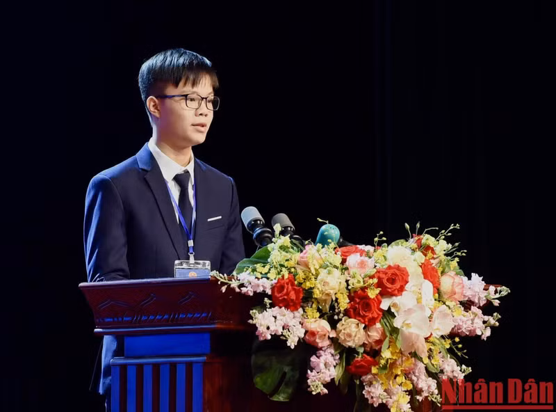 Pham Viet Hung, alumno de la escuela especializada de bachillerato de la Universidad de Ciencias Naturales (de la Universidad Nacional de Hanói), expresa su gratitud y agradecimiento a los maestros.