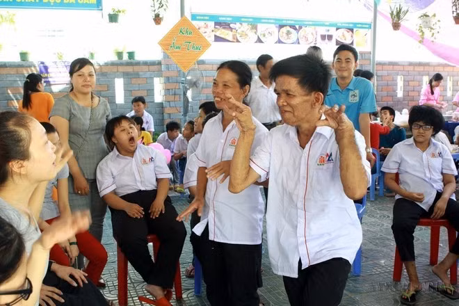 Los víctimas en la ciudad de Da Nang participan en la conmemoración del 54 años del desastre del Agente Naranja en Vietnam y el Día por las víctimas del Agente Naranja/Dioxina (10 de agosto). (Foto: VNA)