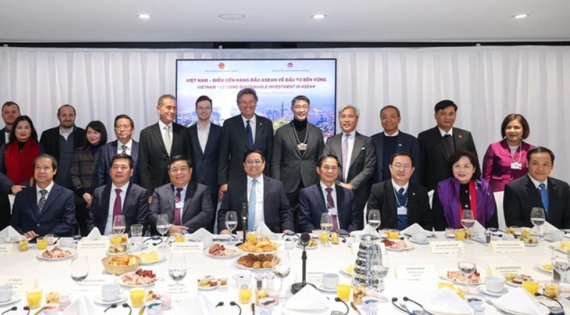 El primer ministro de Vietnam, Pham Minh Chinh, y delegados participantes en la cita. (Foto: VGP)