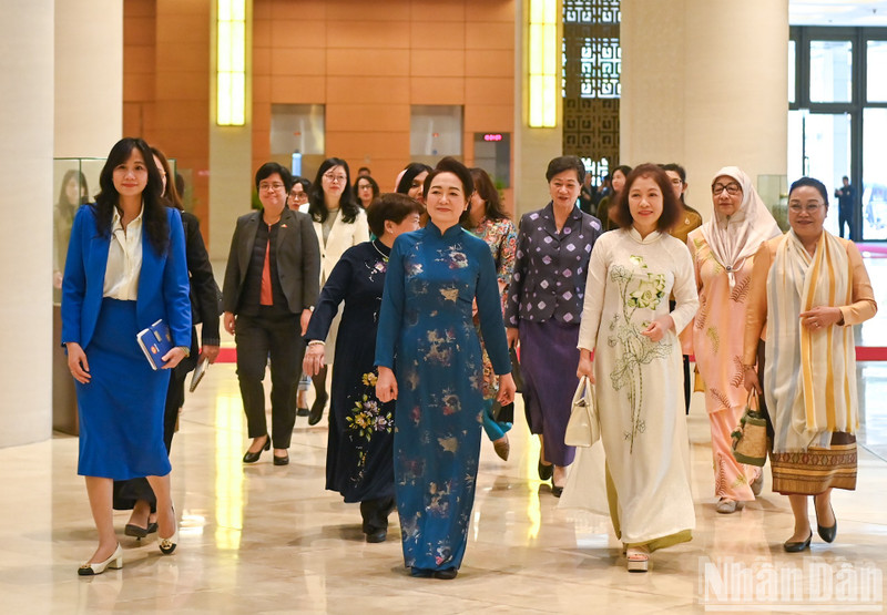 Nguyen Thi Thanh Nga, esposa del presidente de la Asamblea Nacional de Vietnam, y las delegadas en el evento (Foto: Nhan Dan)