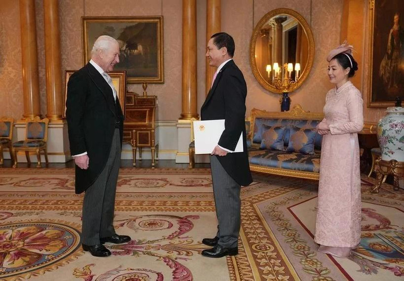 El embajador de Vietnam en el Reino Unido, Do Minh Hung, presenta sus cartas credenciales al rey Carlos III. (Foto: Casa Real del Reino Unido)