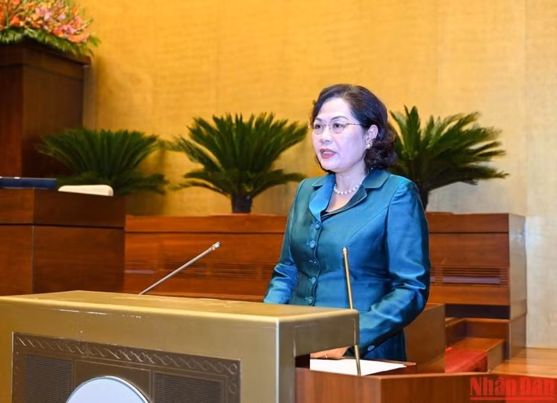La gobernadora del Banco Estatal de Vietnam, Nguyen Thi Hong habla en el evento.