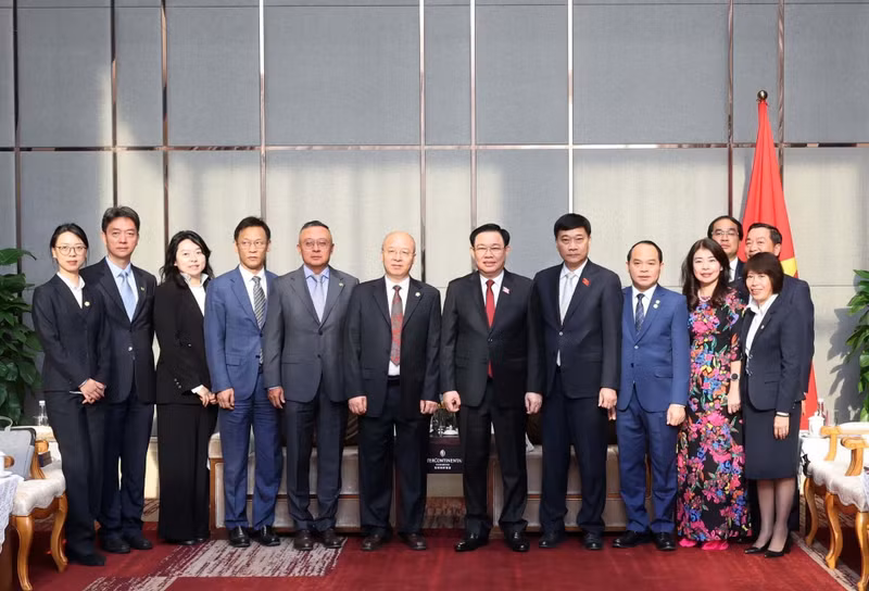 El presidente de la Asamblea Nacional de Vietnam, Vuong Dinh Hue, se encuentra con los líderes del grupo de Inversión en Energía Yunnan. (Foto: VNA)