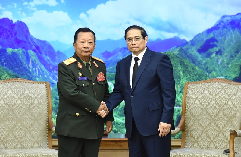 El primer ministro de Vietnam, Pham Minh Chinh (en la derecha), y el general Chansamone Chanyalath, viceprimer ministro y titular de Defensa de Laos.