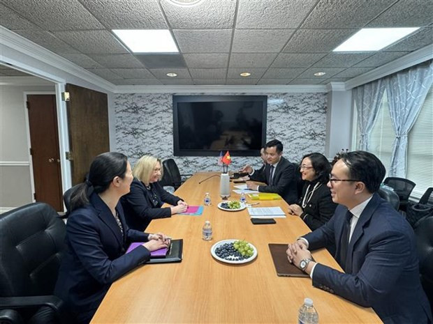 La viceministra vietnamita de Comercio Phan Thi Thang y la asistenta de la Oficina del Representante Comercial de Estados Unidos (USTR), Sarah Elleman (Foto: VNA)