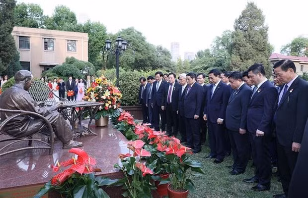 Pham Minh Chinh y la delegación vietnamita ofrecieron flores en el monumento dedicado al Presidente Ho Chi Minh en el campus de la Embajada.
