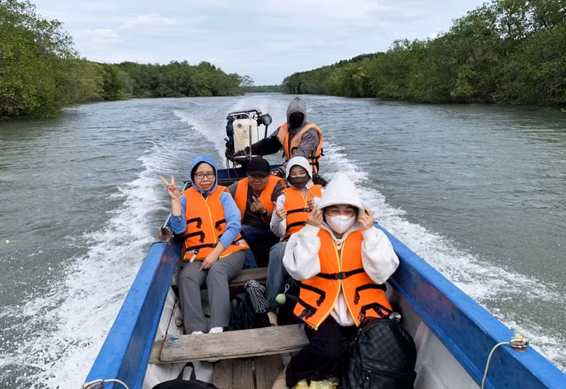 Los turistas alquilan un sampán (barco) desde la comuna insular de Thanh An hasta la aldea insular de Thieng Lieng. Los turistas alquilan un sampán (barco) desde la comuna insular de Thanh An hasta la aldea insular de Thieng Lieng.