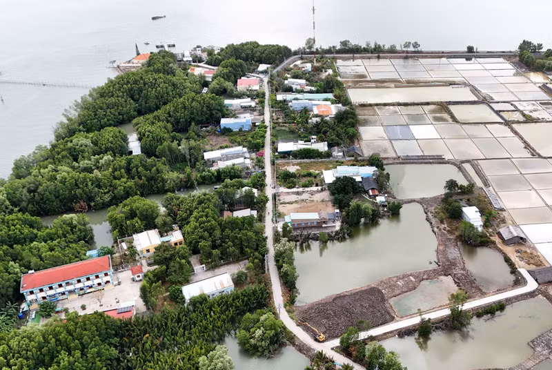 Esta carretera única de cuatro kilómetros de longitud rodea la aldea insular de Thieng Lieng. Esta carretera única de cuatro kilómetros de longitud rodea la aldea insular de Thieng Lieng.