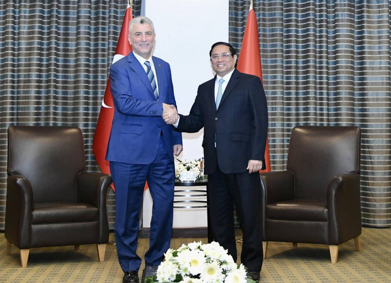 El primer ministro de Vietnam, Pham Minh Chinh, recibe al ministro de Comercio de Turquía, Omer Bolat. (Foto: baoquocte.vn)