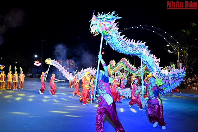 [Foto] Lucido espectáculo callejero en Festival de Ninh Binh 2022