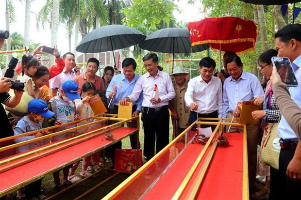 Carrera de cangrejos es un nuevo juego en aldea My Khanh que atrae la atención de los turistas. (Foto: VNA)
