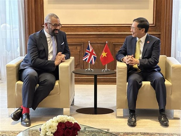 El ministro de Relaciones Exteriores de Vietnam, Bui Thanh Son, con su homólogo británico, James Cleverly (Fotografía: VNA)