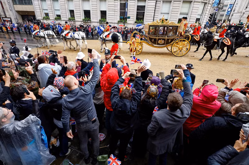 Los londinenses presencian el desfile del rey Carlos III y la reina Camila.