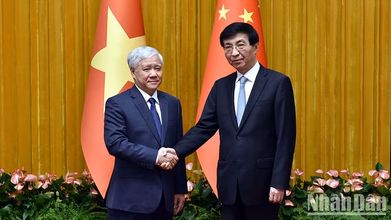 El presidente del Frente de la Patria de Vietnam, Do Van Chien (izquierda), y Wang Huning, miembro permanente del Buró Político del Comité Central del PCCh y presidente del Comité Nacional de la CCPPCh (Fotografía: Nhan Dan)