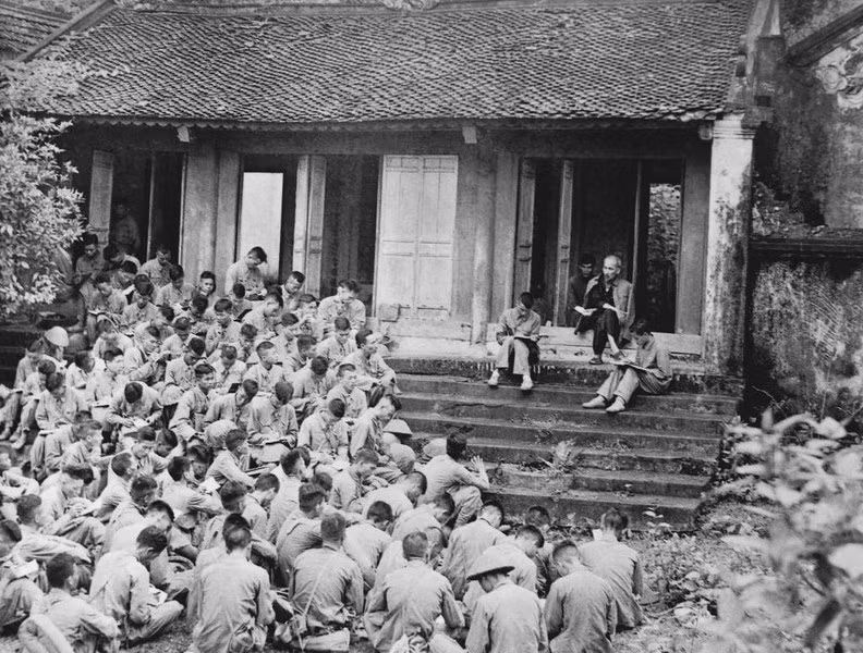 El 19 de septiembre de 1954, en el templo de Gieng, una reliquia en el complejo de reliquias históricas y culturales del Templo dedicados a los Reyes Hung, el Tío Ho sostiene un encuentro con oficiales y soldados de la División 308, que estaba en el camino para hacerse cargo de la capital.