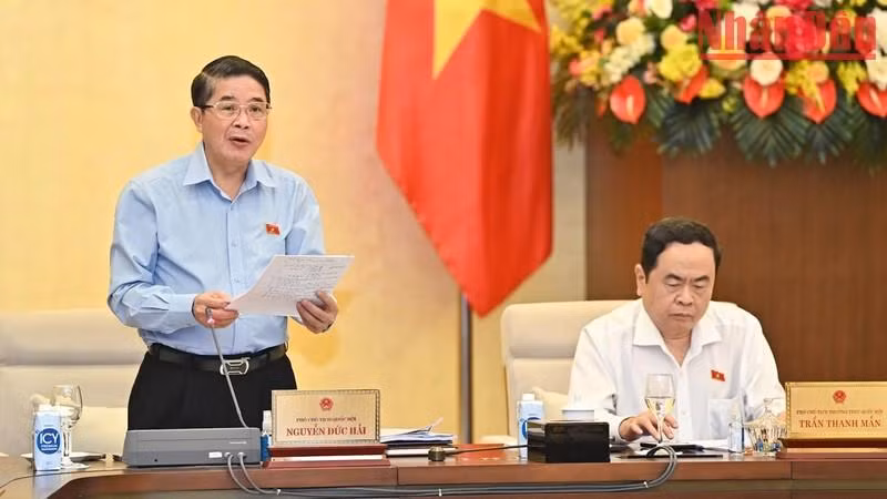 El vicepresidente del Parlamento, Nguyen Duc Hai, dirige la discusión sobre el proyecto de Ley de Transacciones Electrónicas (modificada).