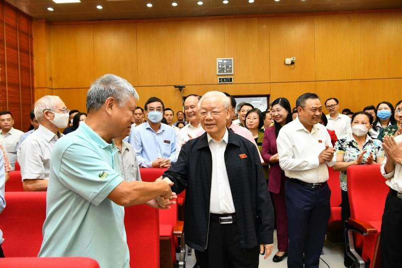 El secretario general del PCV, Nguyen Phu Trong con votantes en Hanói.