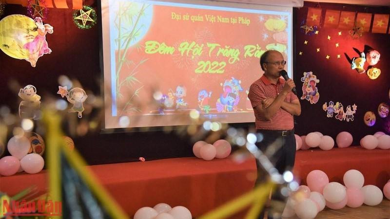 El embajador de Vietnam en Francia, Dinh Toan Thang habla en el evento. 