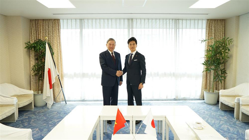 El ministro vietnamita de Seguridad Pública, To Lam (I) y el secretario general adjunto del gobernante Partido Liberal Democrático Fumiaki Kobayashi (Fotografía: VNA)