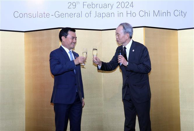 Bui Xuan Cuong, vicepresidente del Comité Popular de Ciudad Ho Chi Minh, y Ono Masuo, cónsul general de Japón en Ciudad Ho Chi Minh en el evento (Foto: VNA)