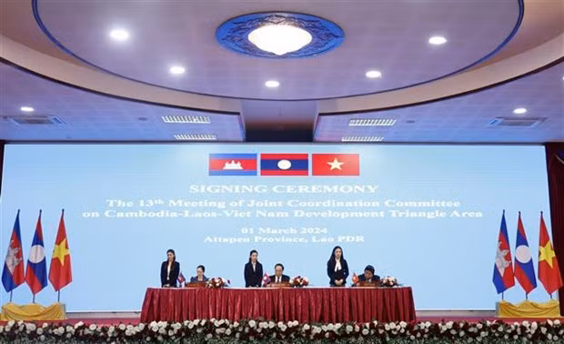 Firman el Acta de la 13 Conferencia del Comité Conjunto de Coordinación del Triángulo de Desarrollo Camboya-Laos-Vietnam.